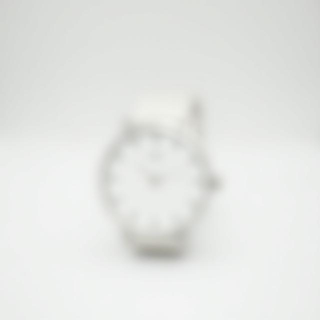 흰색 다이얼을 가진 클래식한 손목시계